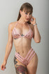 Bikini rosa con lentejuelas y tiras cruzadas