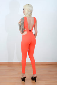 Sexy mono naranja con escote