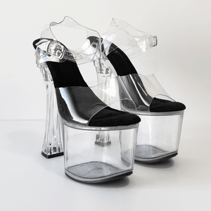 Sandalia de plataforma transparente, también conocida como “stripper heel” o tacón exótico