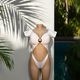 Monokini Blanco Perlado con Detalle de Concha Dorada