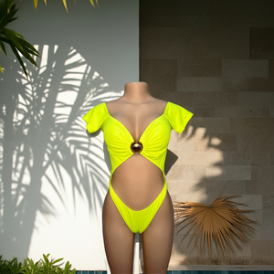 Monokini Amarillo Perlado con Detalle de Concha Dorada