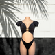 Monokini Negro Intenso con Detalle de Concha Dorada