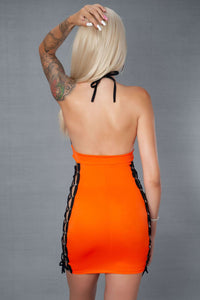 Vestido naranja con trenzado lateral
