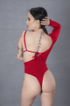 Exótico bodysiut rojo cruzado con bikini y pedrería