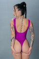 Bodysuit violeta brillante con estampado temático